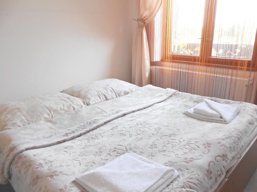 White Rabbit Hall Hotell Poděbrady Rum bild