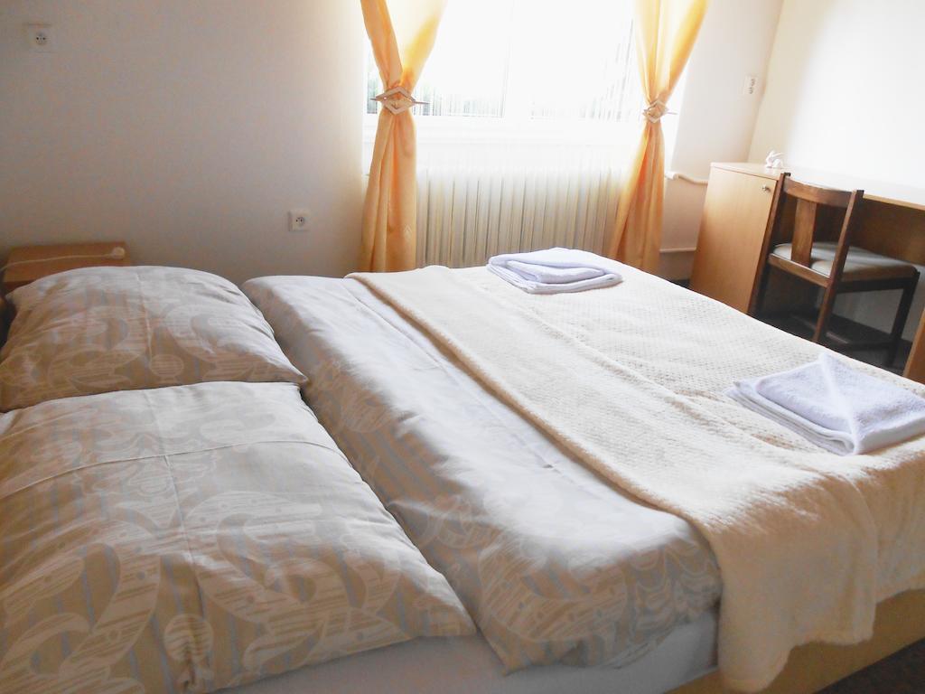 White Rabbit Hall Hotell Poděbrady Rum bild