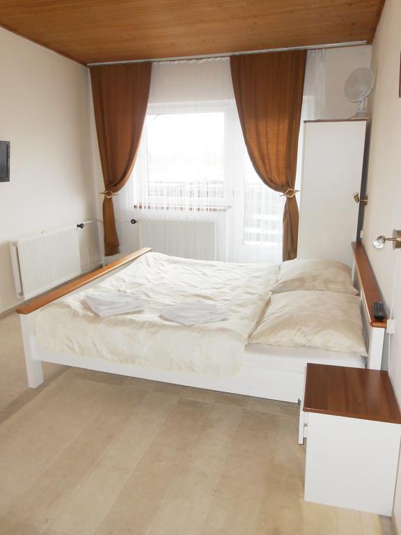 White Rabbit Hall Hotell Poděbrady Rum bild